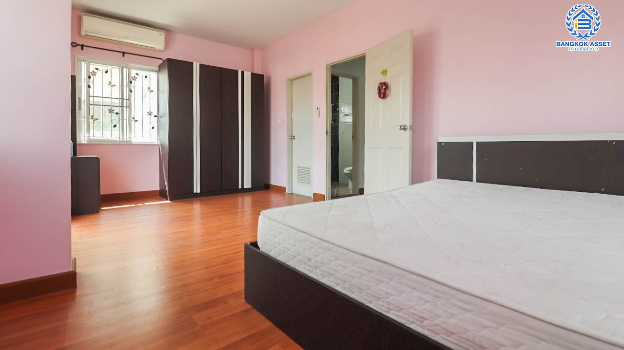 *****บ้านมือสองนนทบุรี ม.ลภาวัน19 ราชพฤกษ์ เนื้อที่ 42 ตร.ว. ฟังก์ชันครบ 4 ห้องนอน 2 ห้องน้ำ 2 ที่จอดรถ บ้านสวย สภาพดี พร้อมเข้าอยู่ บนทำเลที่เชื่อมต่อถนนราชพฤกษ์, ถนนชัยพฤกษ์, ถนนบางกรวย-ไทรน้อย ใกล้รถไฟฟ้าสายสีม่วง "สถานีบางพลู" และจุดขึ้นทางด่วน "แจ้งวัฒนะ"